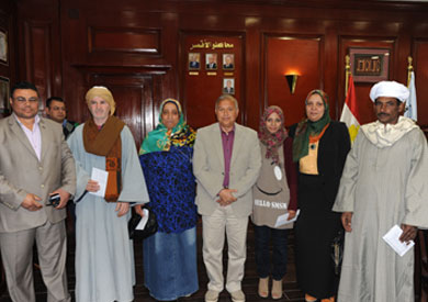 محافظ الأقصر يكرم طبيبة وممرضة وعمال وحدة صحية لتفانيهم في العمل